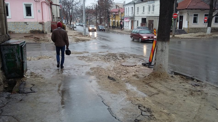 Parcă-i drum de țară! Adevărată cursă cu obstacole pe o stradă din Capitală (FOTO)