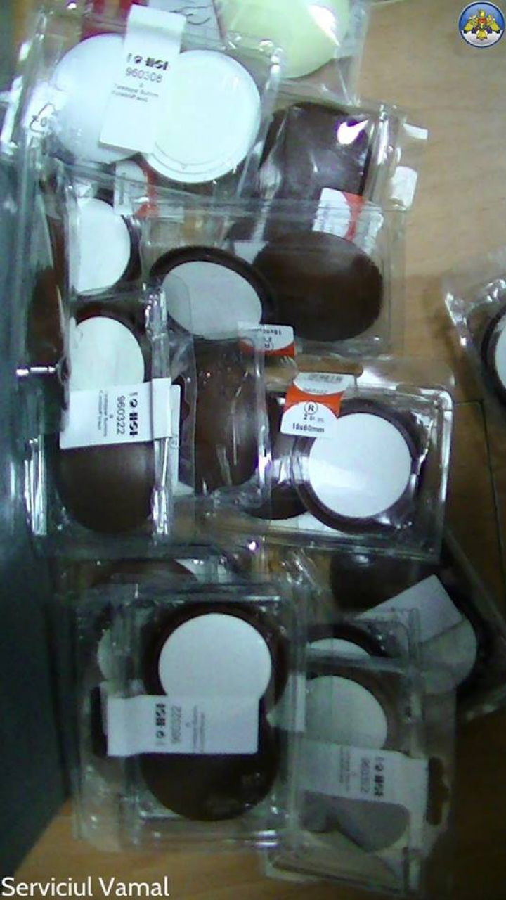 Captură stranie la vama Leuşeni. Ce a TĂINUIT un şofer de microbuz printre colete (FOTO)