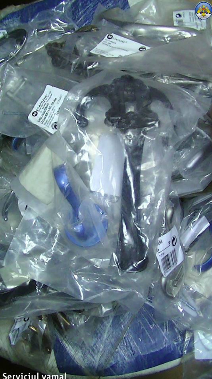 Captură stranie la vama Leuşeni. Ce a TĂINUIT un şofer de microbuz printre colete (FOTO)