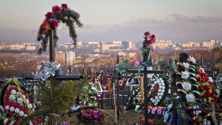 FOTOREPORT: De ce jurnaliştii britanici le recomandă cetăţenilor să viziteze cimitirul Sfântul Lazăr