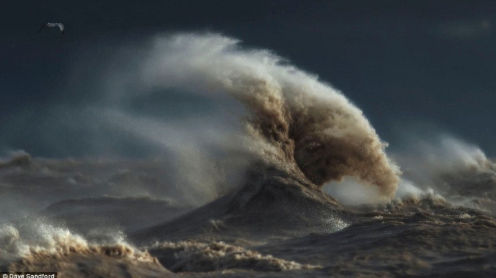 Imagini INEDITE din timpul unei furtuni de pe un lac din America de Nord (FOTO)