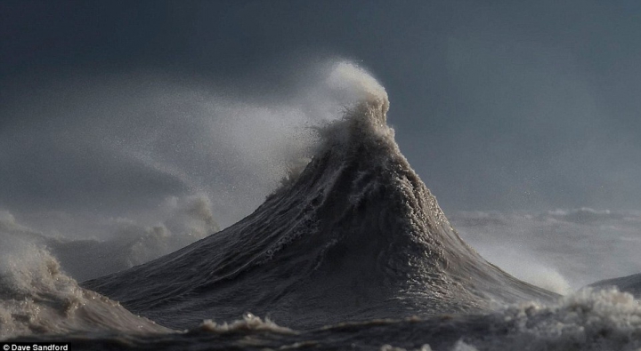 Imagini INEDITE din timpul unei furtuni de pe un lac din America de Nord (FOTO)