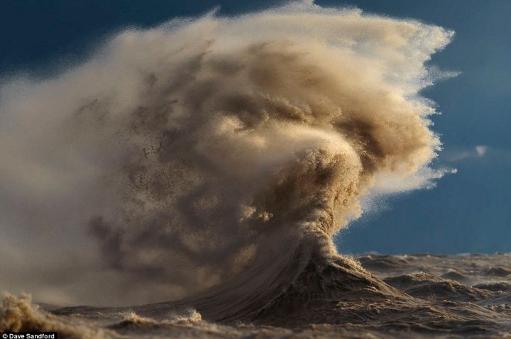 Imagini INEDITE din timpul unei furtuni de pe un lac din America de Nord (FOTO)