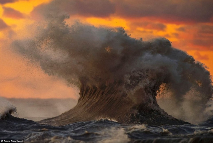 Imagini INEDITE din timpul unei furtuni de pe un lac din America de Nord (FOTO)