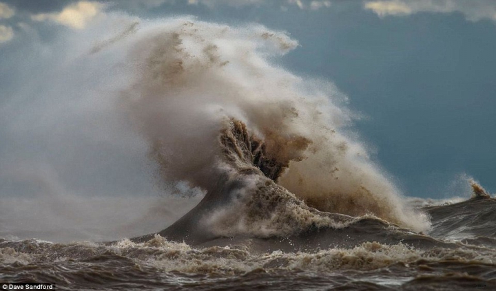 Imagini INEDITE din timpul unei furtuni de pe un lac din America de Nord (FOTO)