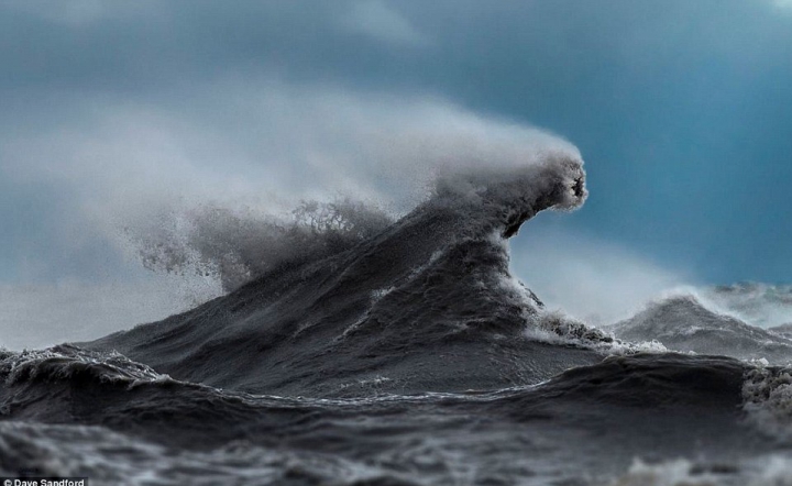 Imagini INEDITE din timpul unei furtuni de pe un lac din America de Nord (FOTO)