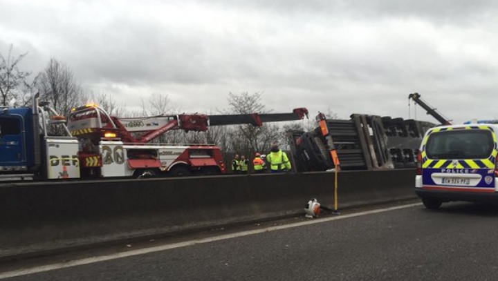 Accident de milioane de euro! Un camion care transporta nouă mașini sport rare s-a răsturnat lângă Paris