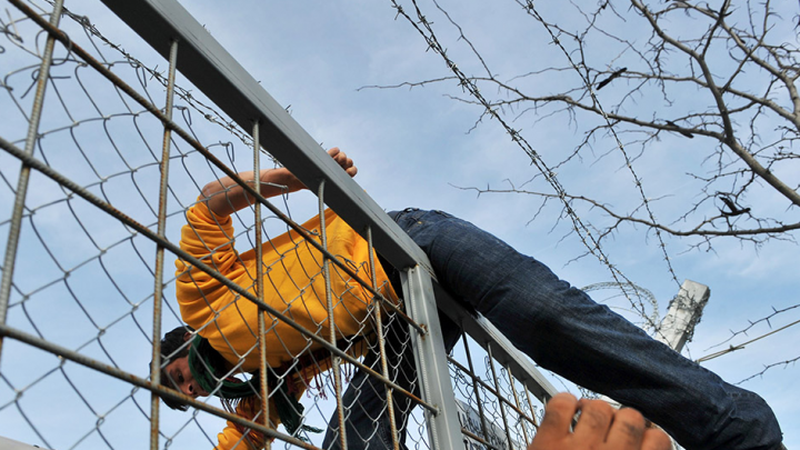 Poliția elenă a început să evacueze imigranții de la granița cu Macedonia (FOTO)