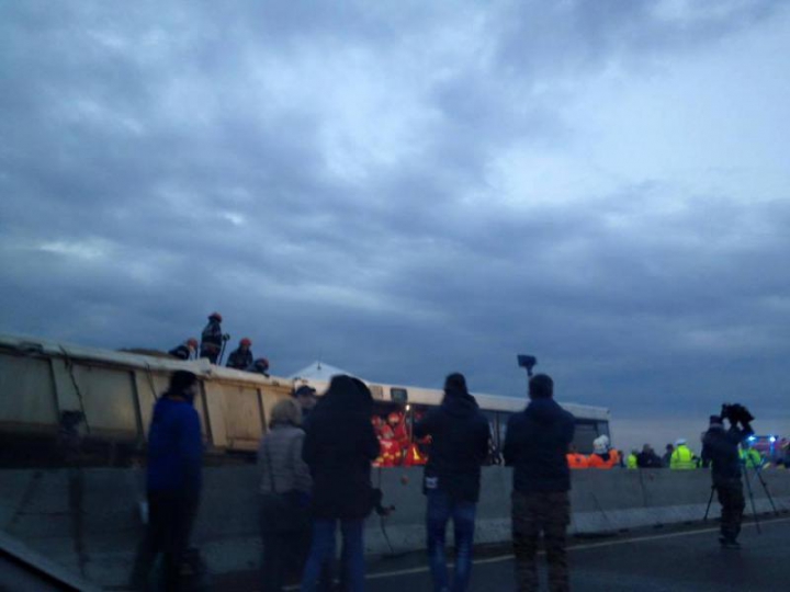 ACCIDENT GROAZNIC în Prahova, România. Un camion şi un autocar s-au cionit. Sunt cinci morţi (VIDEO)