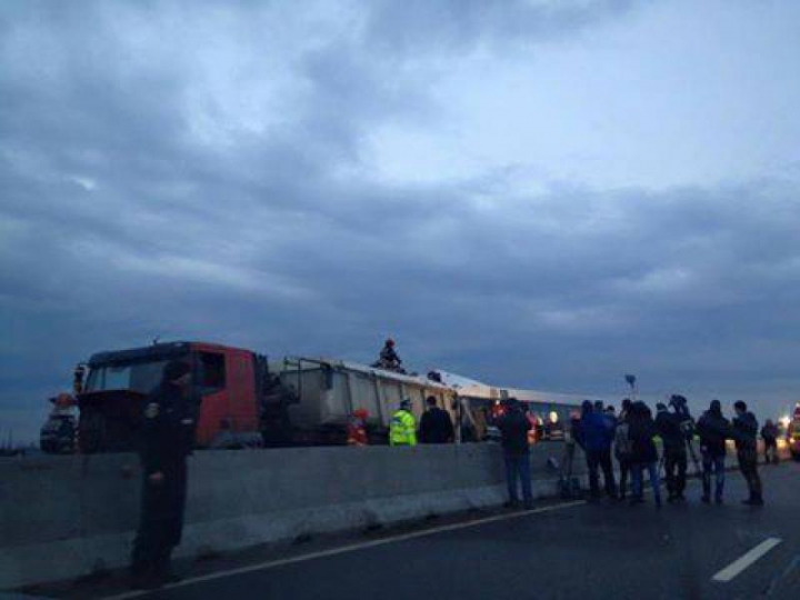 ACCIDENT GROAZNIC în Prahova, România. Un camion şi un autocar s-au cionit. Sunt cinci morţi (VIDEO)