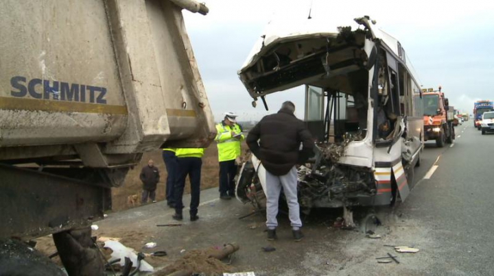 ACCIDENT GROAZNIC în Prahova, România. Un camion şi un autocar s-au cionit. Sunt cinci morţi (VIDEO)