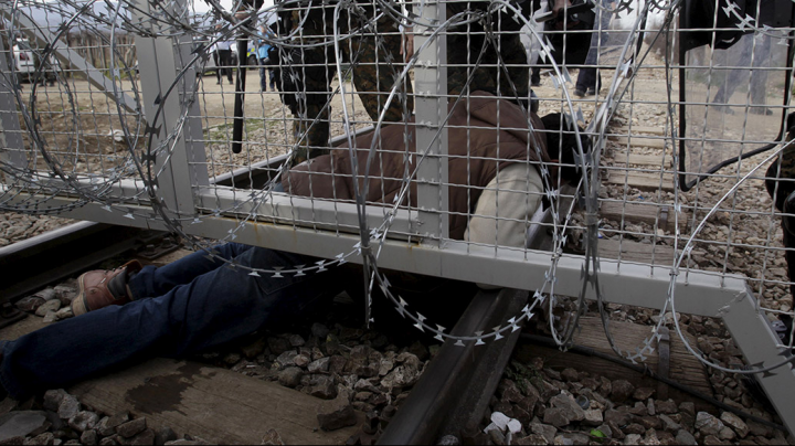 Poliția elenă a început să evacueze imigranții de la granița cu Macedonia (FOTO)