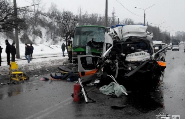 ACCIDENT GROAZNIC! O ambulanţă intră în plină viteză într-un autobuz. Sunt morţi (VIDEO)