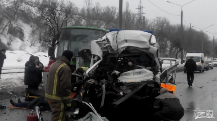 ACCIDENT GROAZNIC! O ambulanţă intră în plină viteză într-un autobuz. Sunt morţi (VIDEO)