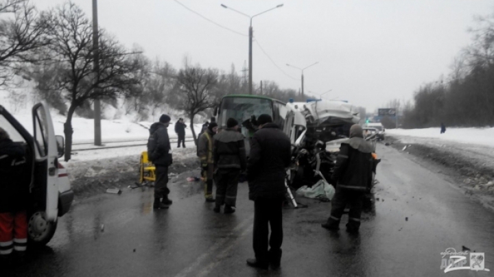 ACCIDENT GROAZNIC! O ambulanţă intră în plină viteză într-un autobuz. Sunt morţi (VIDEO)