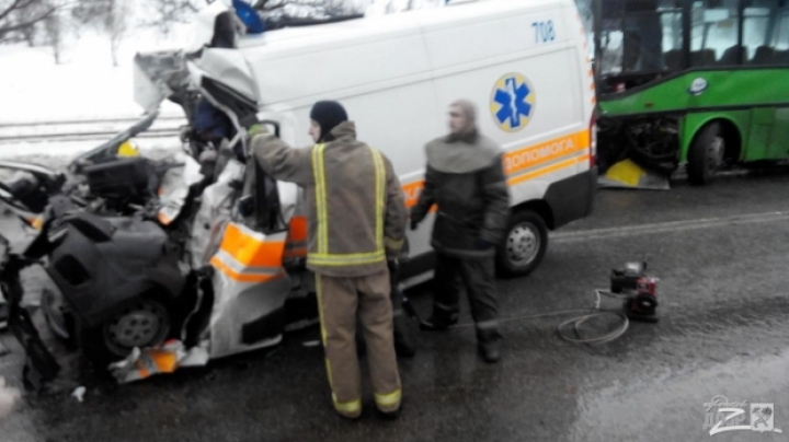 ACCIDENT GROAZNIC! O ambulanţă intră în plină viteză într-un autobuz. Sunt morţi (VIDEO)