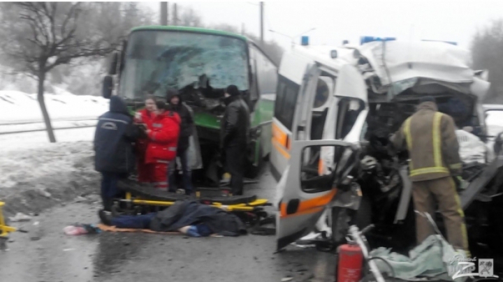 ACCIDENT GROAZNIC! O ambulanţă intră în plină viteză într-un autobuz. Sunt morţi (VIDEO)