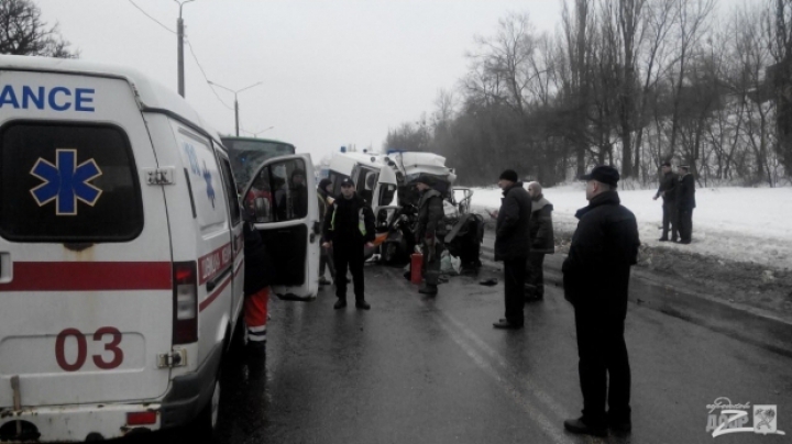 ACCIDENT GROAZNIC! O ambulanţă intră în plină viteză într-un autobuz. Sunt morţi (VIDEO)