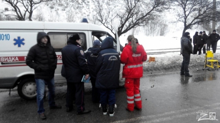 ACCIDENT GROAZNIC! O ambulanţă intră în plină viteză într-un autobuz. Sunt morţi (VIDEO)