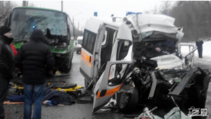 ACCIDENT GROAZNIC! O ambulanţă intră în plină viteză într-un autobuz. Sunt morţi (VIDEO)