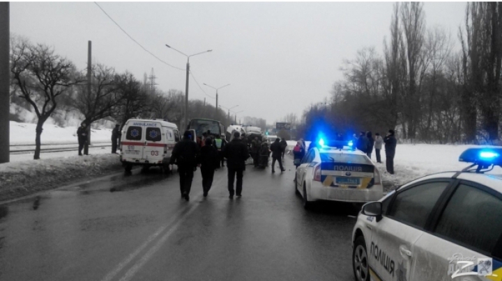 ACCIDENT GROAZNIC! O ambulanţă intră în plină viteză într-un autobuz. Sunt morţi (VIDEO)