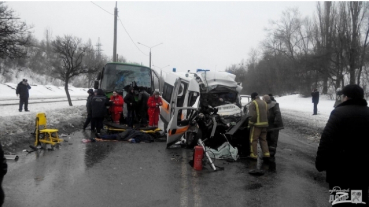 ACCIDENT GROAZNIC! O ambulanţă intră în plină viteză într-un autobuz. Sunt morţi (VIDEO)