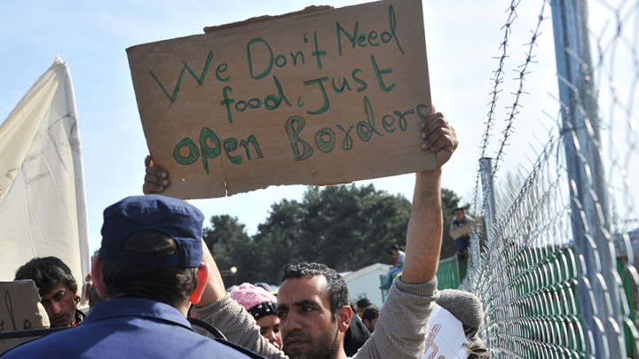 Poliția elenă a început să evacueze imigranții de la granița cu Macedonia (FOTO)