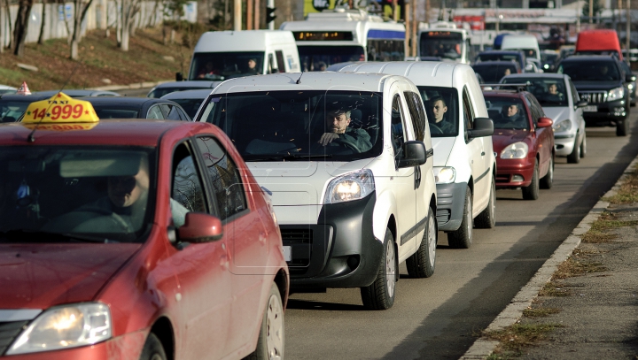 Unde nu-i cap, vai de... mașină! Ce a făcut un șofer pentru a nu pierde timpul în trafic (VIDEO)