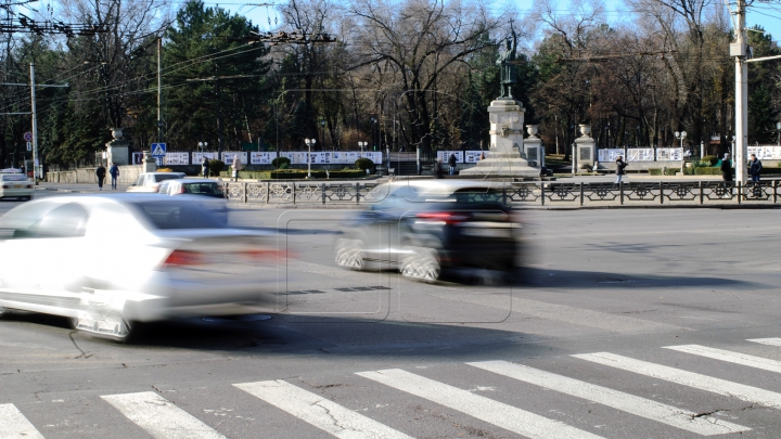 Șoferii din Capitală AU UITAT regulamentul rutier! Cum și-a lăsat mașina unul dintre ei (FOTO)