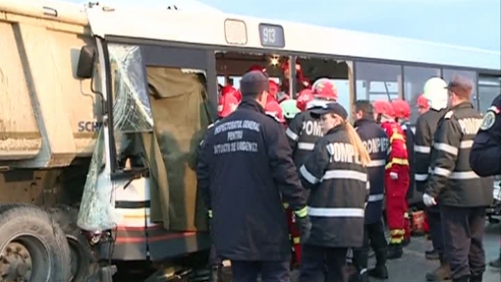 ACCIDENT GROAZNIC în Prahova, România. Un camion şi un autocar s-au cionit. Sunt cinci morţi (VIDEO)