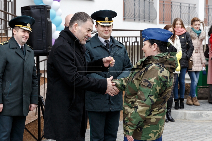 FERICIRE PE CHIPUL LOR! Militarii Armatei Naţionale au primit locuinţe de serviciu (FOTOREPORT)