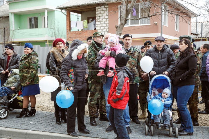 FERICIRE PE CHIPUL LOR! Militarii Armatei Naţionale au primit locuinţe de serviciu (FOTOREPORT)