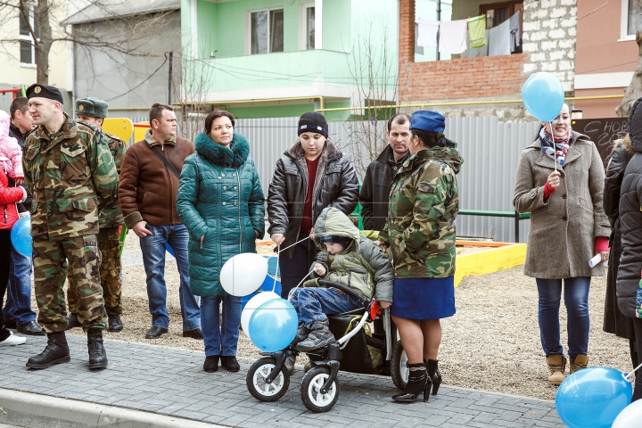 FERICIRE PE CHIPUL LOR! Militarii Armatei Naţionale au primit locuinţe de serviciu (FOTOREPORT)