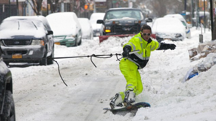 REPLICA unui rus la isprava unui regizor care a mers cu placa de snowboard prin New-York (VIDEO)