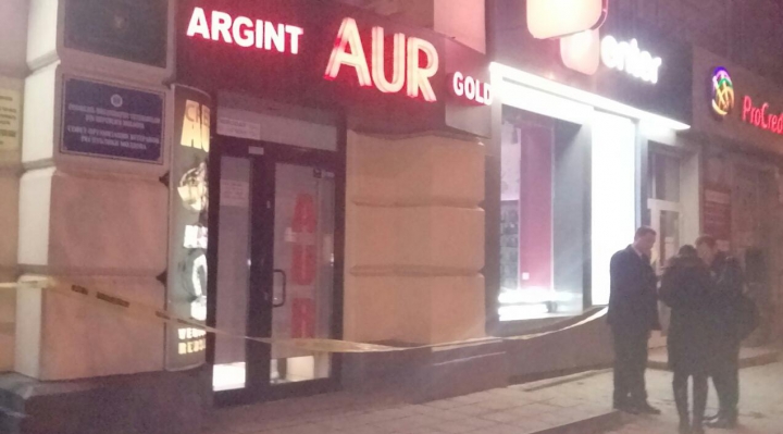 POLIŢIA, ÎN ALERTA! Un magazin de bijuterii din centrul Chişinăului A FOST JEFUIT (FOTO)