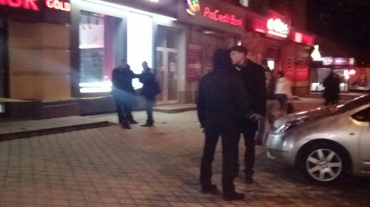 POLIŢIA, ÎN ALERTA! Un magazin de bijuterii din centrul Chişinăului A FOST JEFUIT (FOTO)