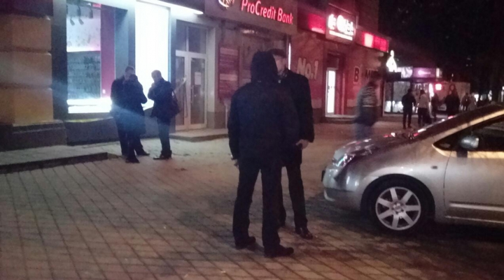 POLIŢIA, ÎN ALERTA! Un magazin de bijuterii din centrul Chişinăului A FOST JEFUIT (FOTO)