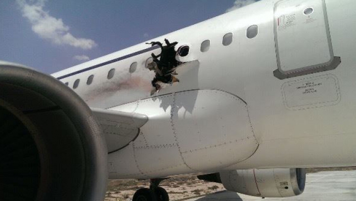 EXPLOZIE la bordul unui avion de pasageri: O persoană a murit, iar alte trei au fost rănite (VIDEO)