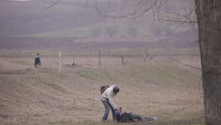 DE RÂS ŞI DE PLÂNS! Cum se ajută doi bărbaţi beţi să se ridice şi să meargă (VIDEO VIRAL)