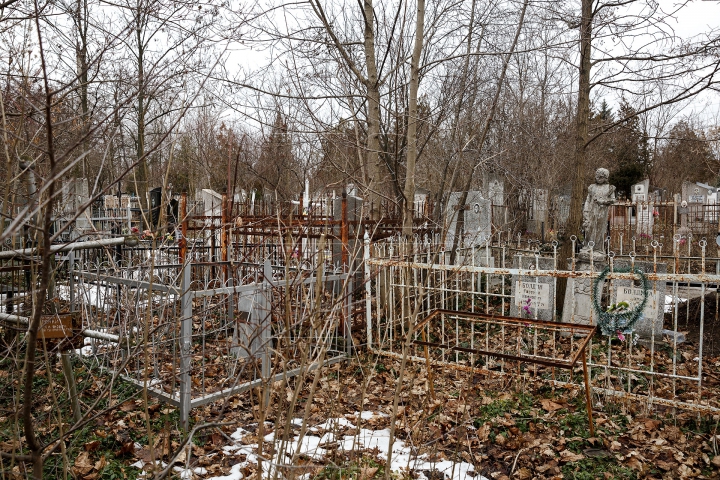 VA FI INTERZIS! Fără capele, cavouri și garduri în cimitirile din Capitală