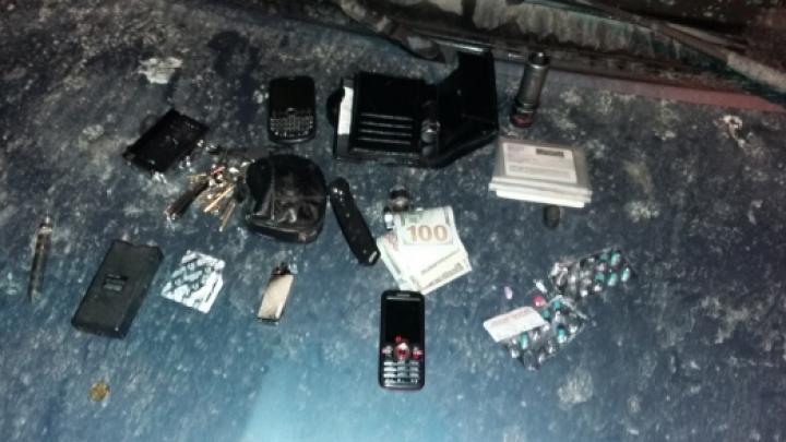 Un presupus narcodealer, REŢINUT de poliţie după ce a fost filat două luni (FOTO/VIDEO) 