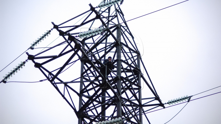 Bărbatul a coborât de pe stâlp. Union Fenosa a reluat alimentarea cu energia electrică (FOTO)