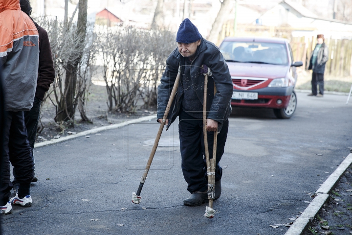 Donaţii pentru cei mai trişti ca noi! Oamenii străzii au primit haine, încălţăminte şi alimente (FOTOREPORT)