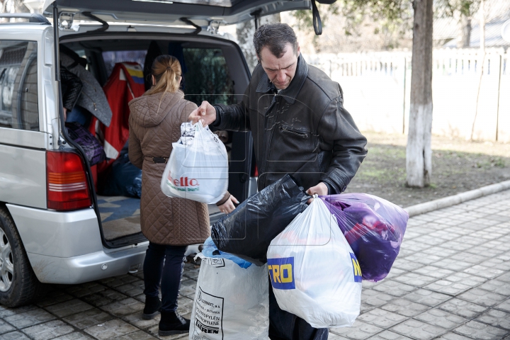 Donaţii pentru cei mai trişti ca noi! Oamenii străzii au primit haine, încălţăminte şi alimente (FOTOREPORT)