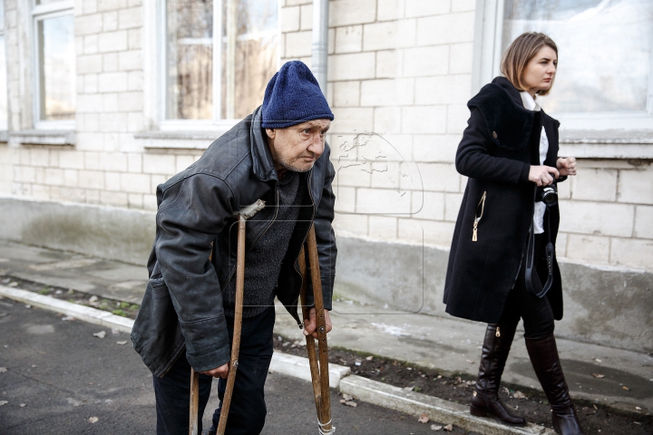 Donaţii pentru cei mai trişti ca noi! Oamenii străzii au primit haine, încălţăminte şi alimente (FOTOREPORT)