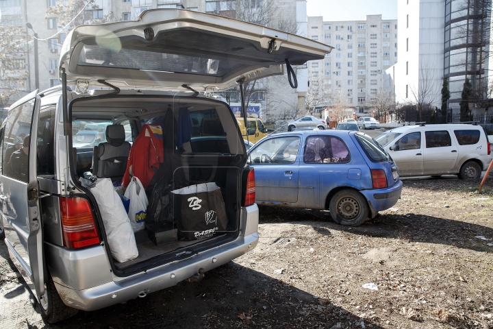 Donaţii pentru cei mai trişti ca noi! Oamenii străzii au primit haine, încălţăminte şi alimente (FOTOREPORT)