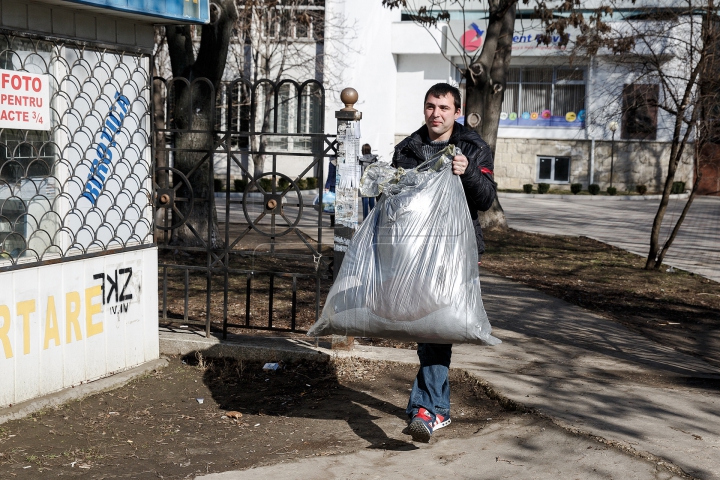 Donaţii pentru cei mai trişti ca noi! Oamenii străzii au primit haine, încălţăminte şi alimente (FOTOREPORT)