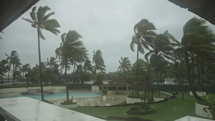 Ca în filmele despre apocalipsă! Ciclonul tropical Winston face RAVAGII în Suva (VIDEO)