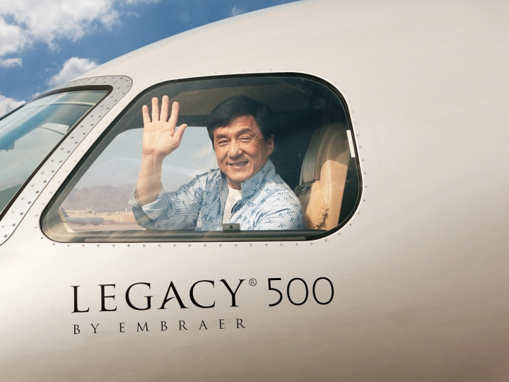 Jackie Chan şi-a cumpărat un avion în valoare de 20 de milioane de dolari (FOTOREPORT)