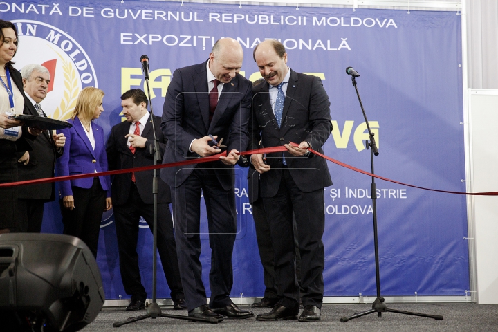 FOTOREPORT de la expoziţa "Fabricat în Moldova". Vizitatorii pot cumpăra obiecte la un preţ redus